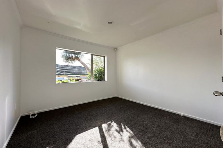 Photo of property in 3 Chesterton Terrace, Henderson, Auckland, 0612