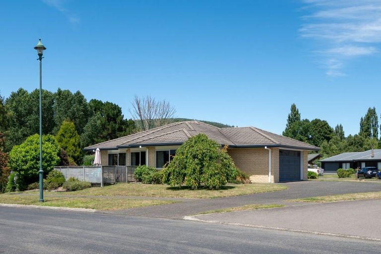 Photo of property in 4 Lakemere Way, Kinloch, Taupo, 3377