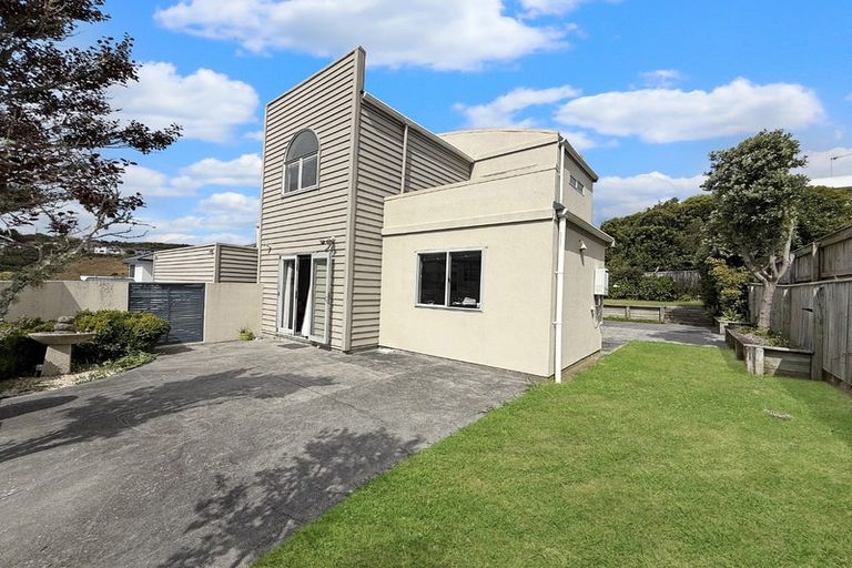 Photo of property in 5 Erlestoke Crescent, Churton Park, Wellington, 6037
