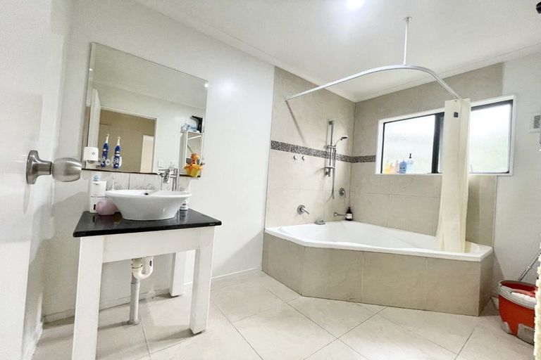 Photo of property in 17 Blethyn Place, Te Atatu South, Auckland, 0610