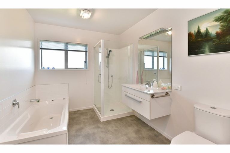 Photo of property in 8 Bayview Park Lane, Orewa, 0931