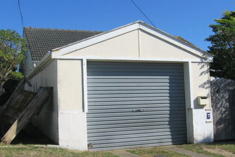 Photo of property in 7 Leveson Street, Strathmore Park, Wellington, 6022