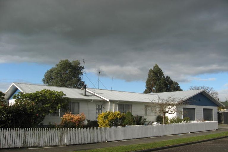 Photo of property in 2 Baillie Crescent, Carterton, 5713