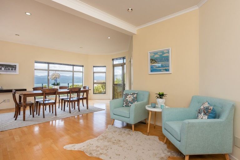 Photo of property in 42 Dress Circle, Newlands, Wellington, 6037