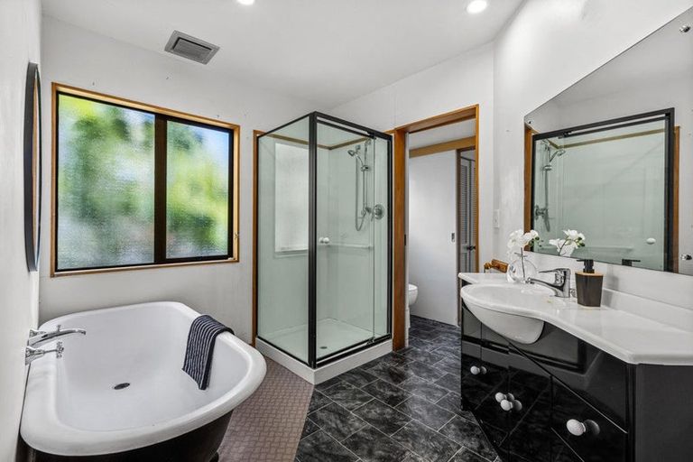 Photo of property in 28 Pohutukawa Avenue, Red Beach, 0932