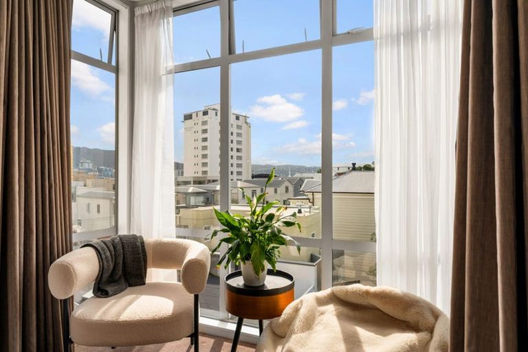 Photo of property in 10 Fallowfield Avenue, Mount Victoria, Wellington, 6011