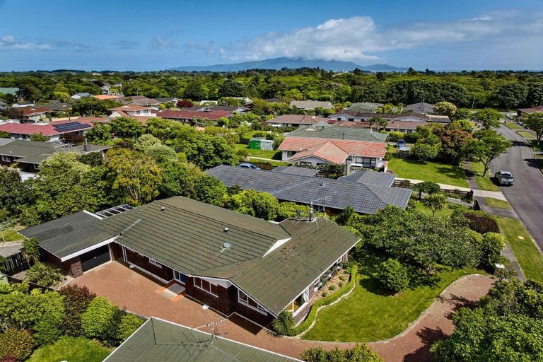 Photo of property in 21 Rewarewa Crescent, Waikanae, 5036