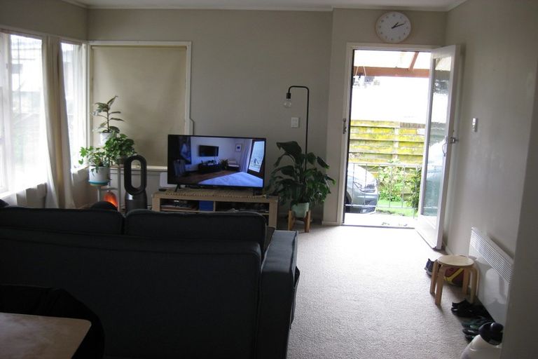 Photo of property in 1/15 Woodall Place, Totara Vale, Auckland, 0627