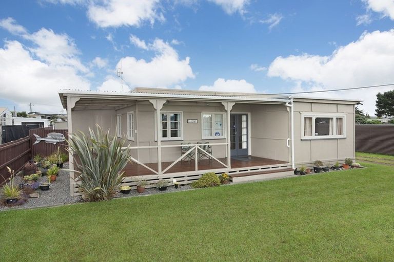 Photo of property in 18 Linklater Avenue, Foxton Beach, Foxton, 4815