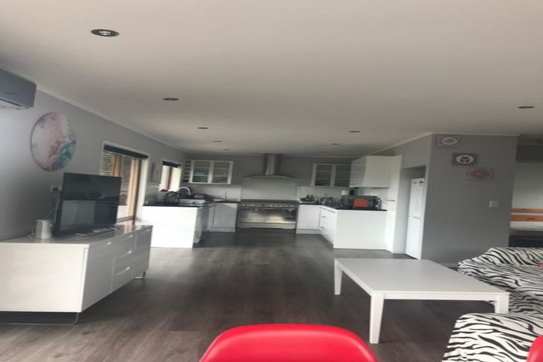 Photo of property in 2/18 Tiri View Place, Waiake, Auckland, 0630