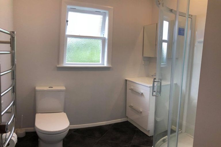 Photo of property in 168 Sutherland Road, Lyall Bay, Wellington, 6022