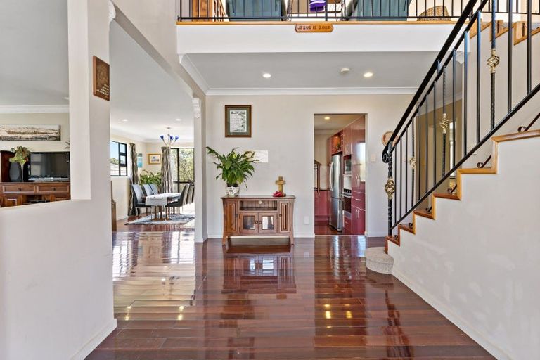 Photo of property in 11 Mackwell Road, Fairview Heights, Auckland, 0632