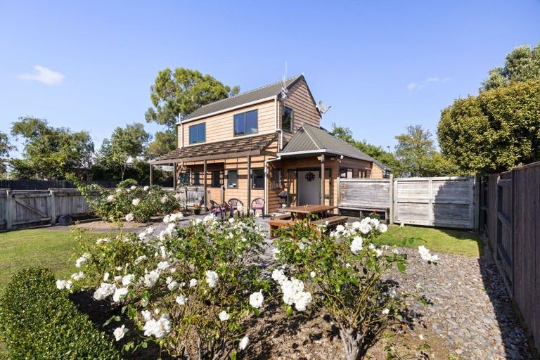 Photo of property in 16 Gladys Place, Kelvin Grove, Palmerston North, 4414