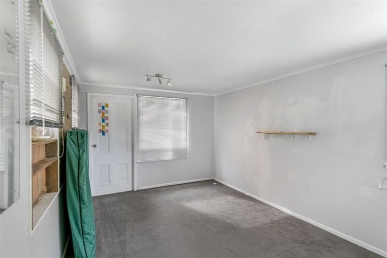 Photo of property in 28 St Catherine Crescent, West Harbour, Auckland, 0618