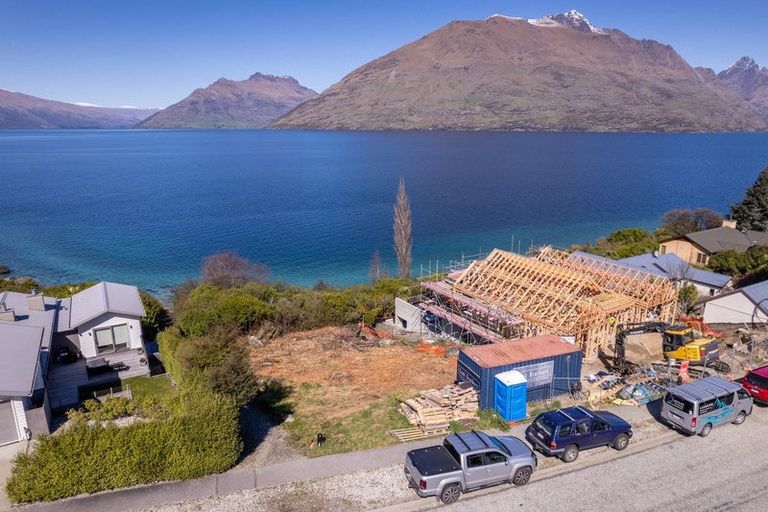 Photo of property in 64 Cedar Drive, Kelvin Heights, Queenstown, 9300