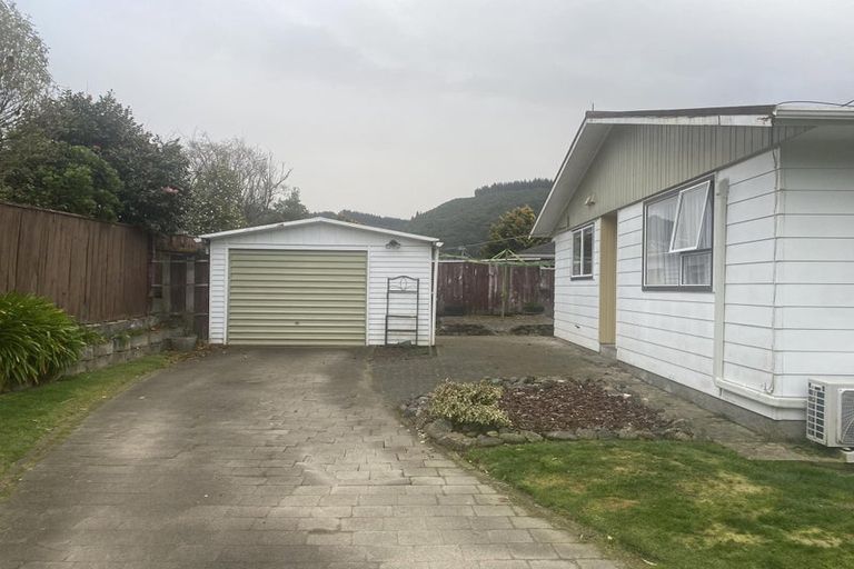 Photo of property in 2 Garnet Grove, Birchville, Upper Hutt, 5018