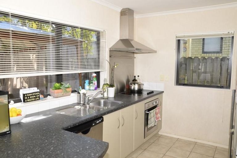 Photo of property in 34 Glen Bay Close, Pinehill, Auckland, 0632