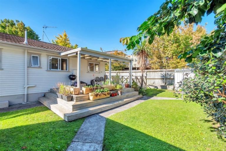 Photo of property in 20 Spence Road, Henderson, Auckland, 0612