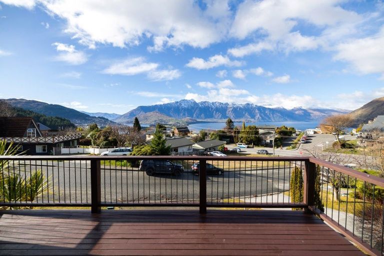 Photo of property in 8 Avalon Crescent, Fernhill, Queenstown, 9300