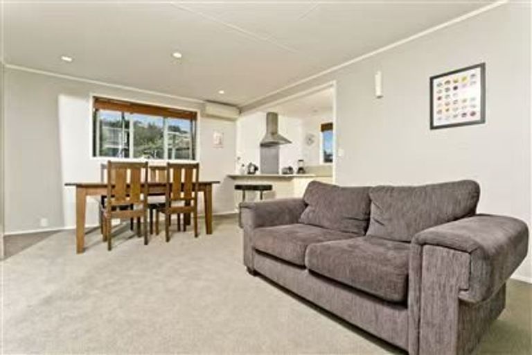 Photo of property in 2 Wykeham Place, Glenfield, Auckland, 0629