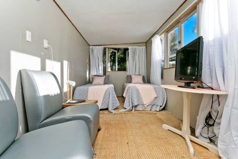 Photo of property in 90 Saddleback Rise, Murrays Bay, Auckland, 0630