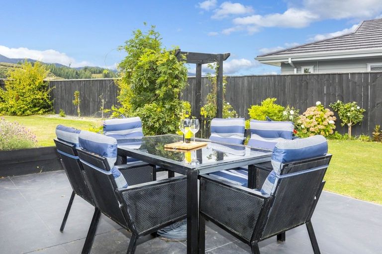 Photo of property in 4 Citrine Grove, Timberlea, Upper Hutt, 5018