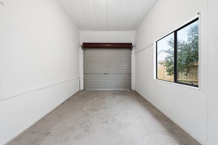 Photo of property in 2/68 Meadowood Drive, Unsworth Heights, Auckland, 0632