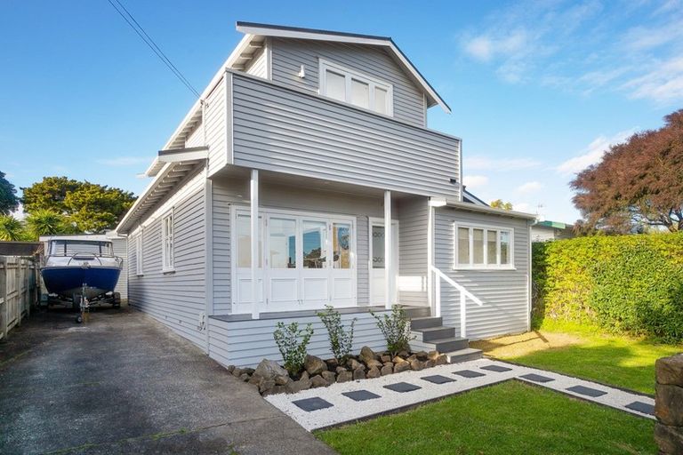 Photo of property in 5 Hawea Road, Point Chevalier, Auckland, 1022