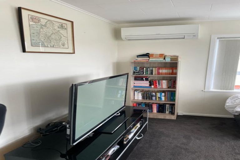 Photo of property in 91 Akaroa Drive, Maupuia, Wellington, 6022