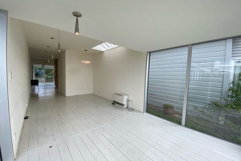 Photo of property in 102 Kelburn Parade, Kelburn, Wellington, 6012