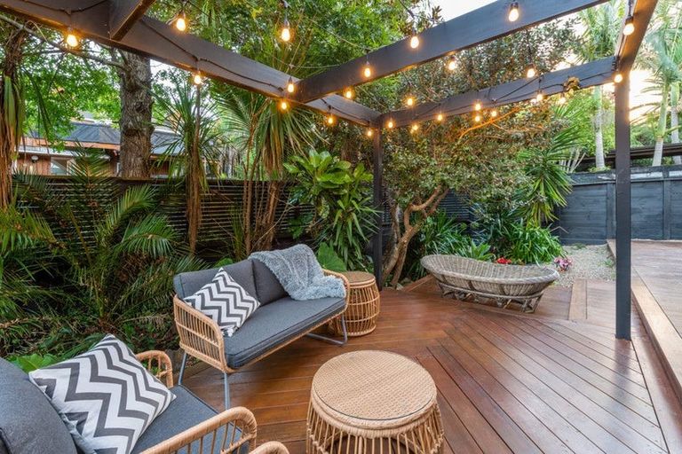 Photo of property in 8a Westbourne Road, Murrays Bay, Auckland, 0630