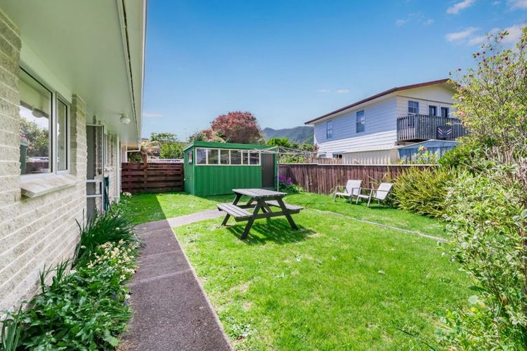 Photo of property in 1 Graham Grove, Waikanae, 5036