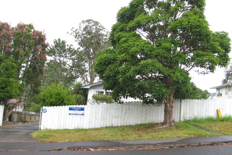 Photo of property in 15 Lavery Place, Sunnynook, Auckland, 0632
