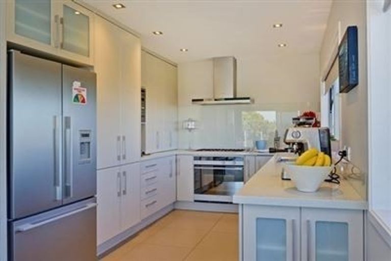 Photo of property in 2/91 Aberdeen Road, Castor Bay, Auckland, 0620