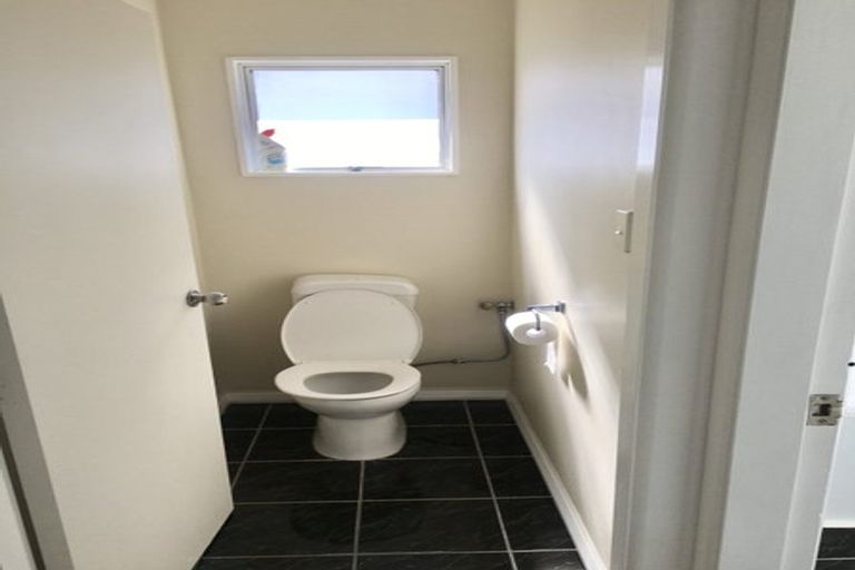 Photo of property in 34 Somes Crescent, Newlands, Wellington, 6037