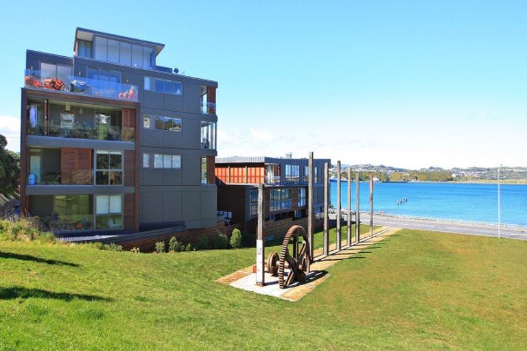 Photo of property in Patent 326 Apartments, 207s/326 Evans Bay Parade, Hataitai, Wellington, 6021