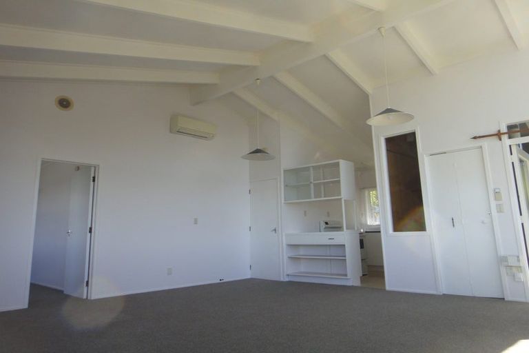 Photo of property in 639a Glenfield Road, Totara Vale, Auckland, 0629