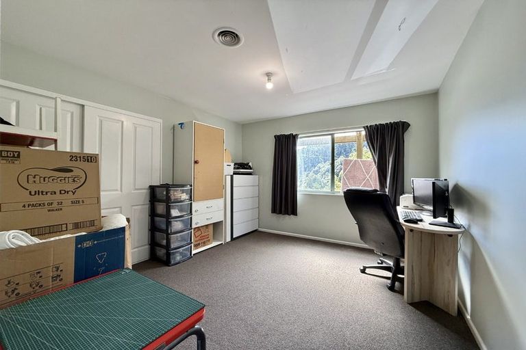 Photo of property in 116 Pinehaven Road, Pinehaven, Upper Hutt, 5019