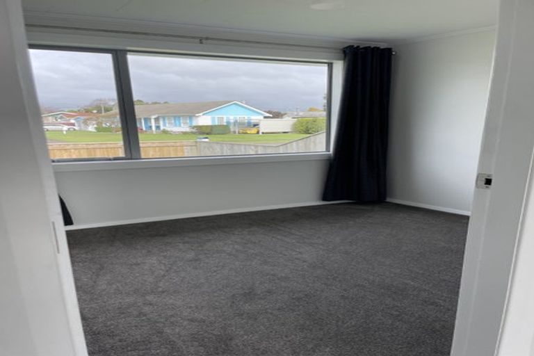 Photo of property in 102 Ryder Crescent, Levin, 5510