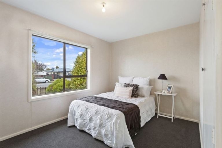 Photo of property in 12 Daniels Road, Redwood, Christchurch, 8051