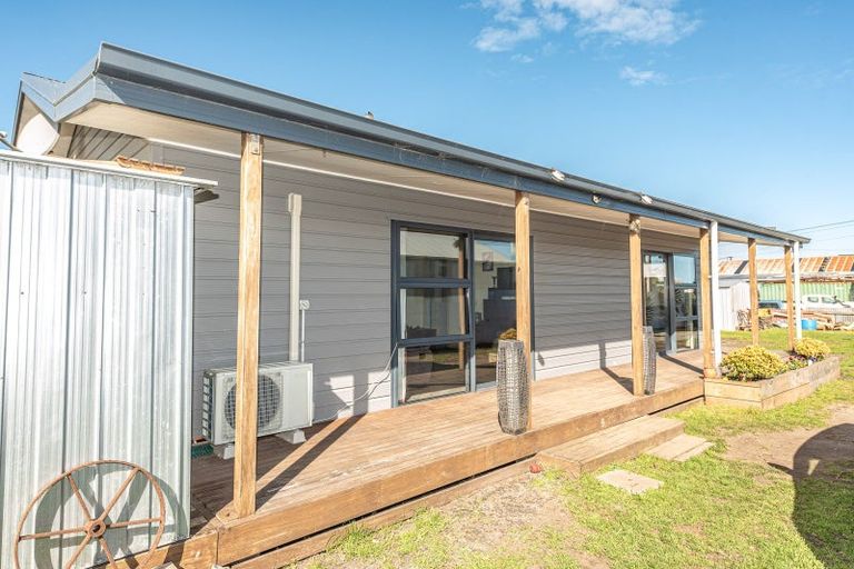Photo of property in 12 Beaumaris Avenue, Castlecliff, Whanganui, 4501