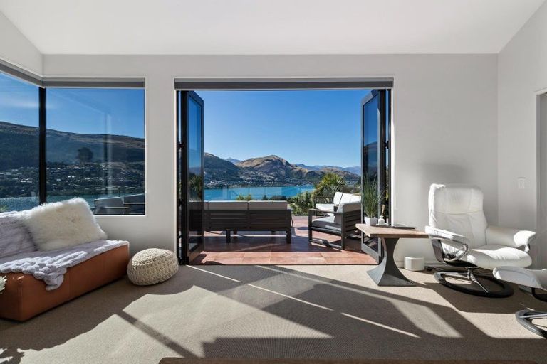 Photo of property in 17 Milward Place, Kelvin Heights, Queenstown, 9300