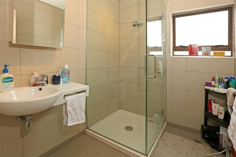 Photo of property in 6 Kirrie Avenue, Te Atatu South, Auckland, 0610