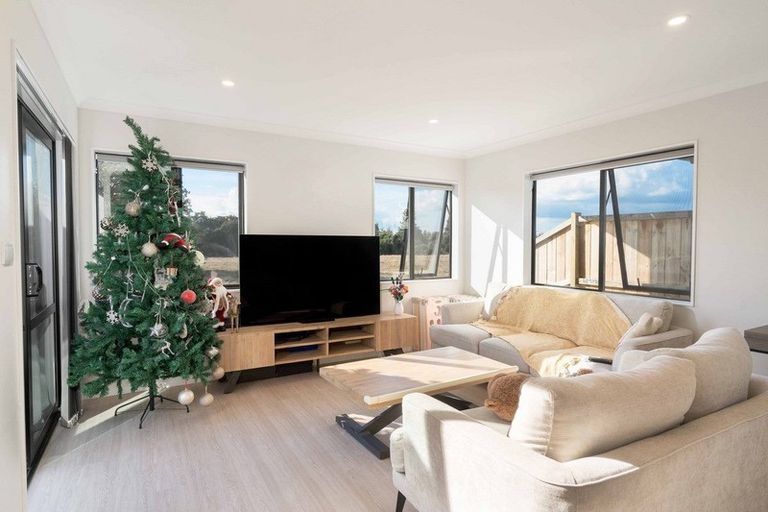 Photo of property in 3 Silver Beech Street, Takanini, 2110