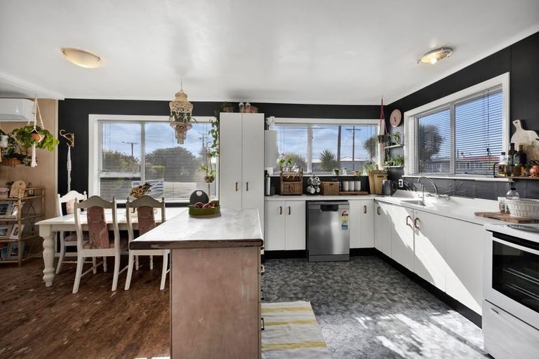 Photo of property in 15 Bone Crescent, Hawera, 4610