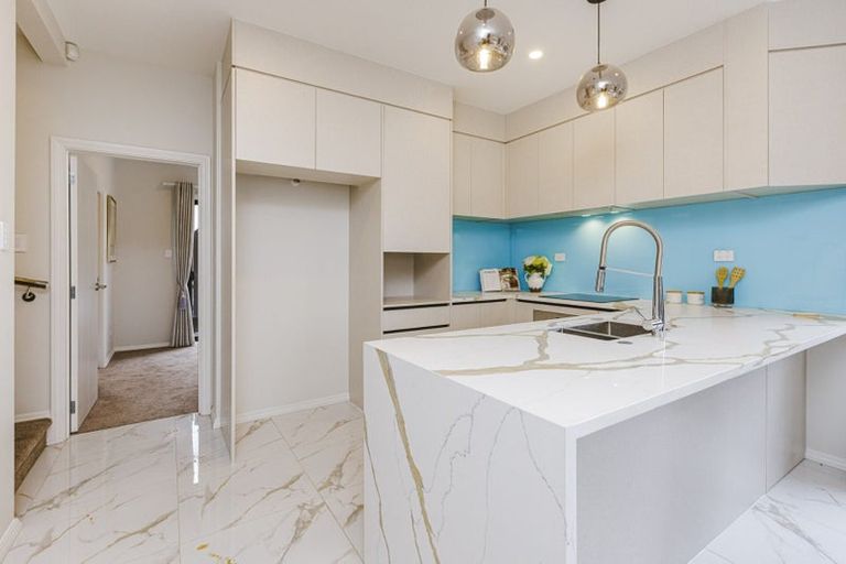 Photo of property in 2/287 Massey Road, Mangere East, Auckland, 2024