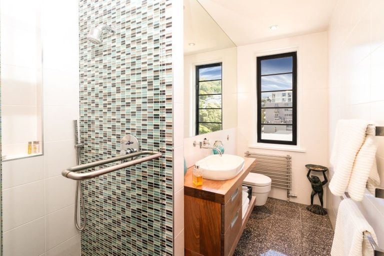 Photo of property in Broadwater Apartments, 214 Oriental Parade, Oriental Bay, Wellington, 6011