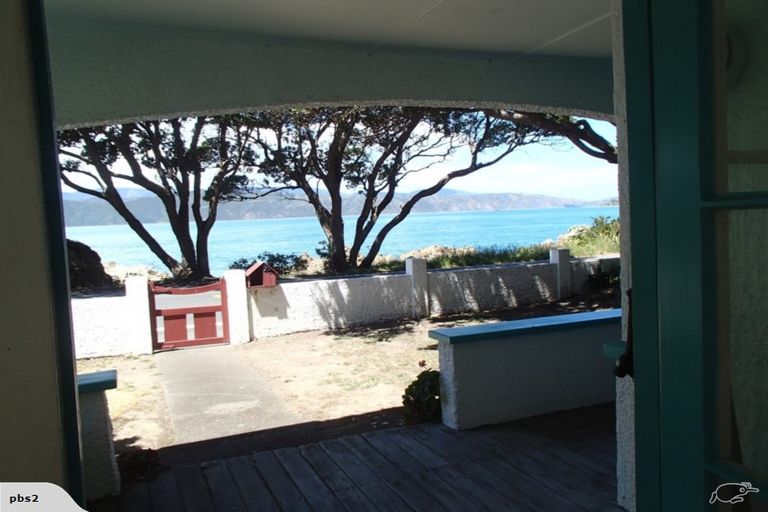 Photo of property in 315 Karaka Bay Road, Karaka Bays, Wellington, 6022