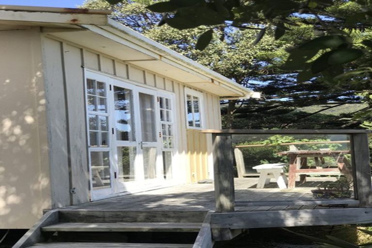 Photo of property in 30 Garden Road, Piha, New Lynn, 0772