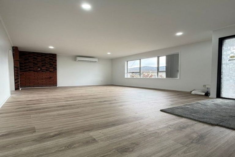 Photo of property in 16 Gloaming Place, Conifer Grove, Takanini, 2112